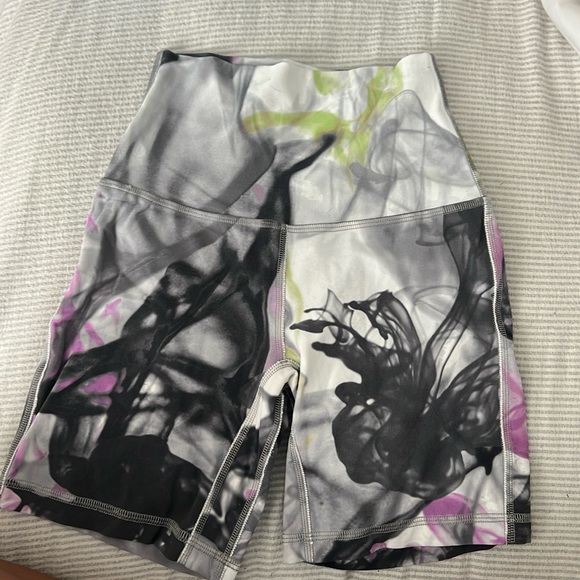Lululemon unicorn tears align shorts. Worn once great condition - Picture 1 of 4